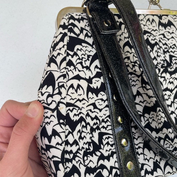 Rare Hold Fast Bat Shoulder Bag Purse Kiss Lock Paisley Halloween - Picture 13 of 15